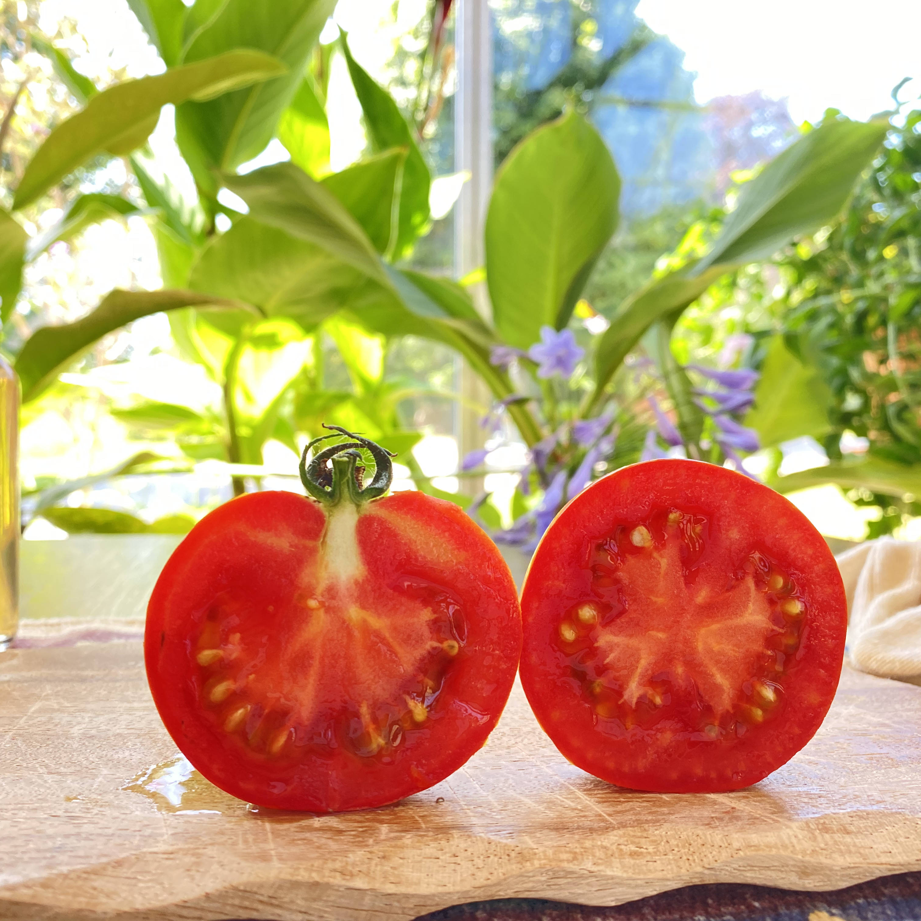 Eine runde rote halbierte Tomate