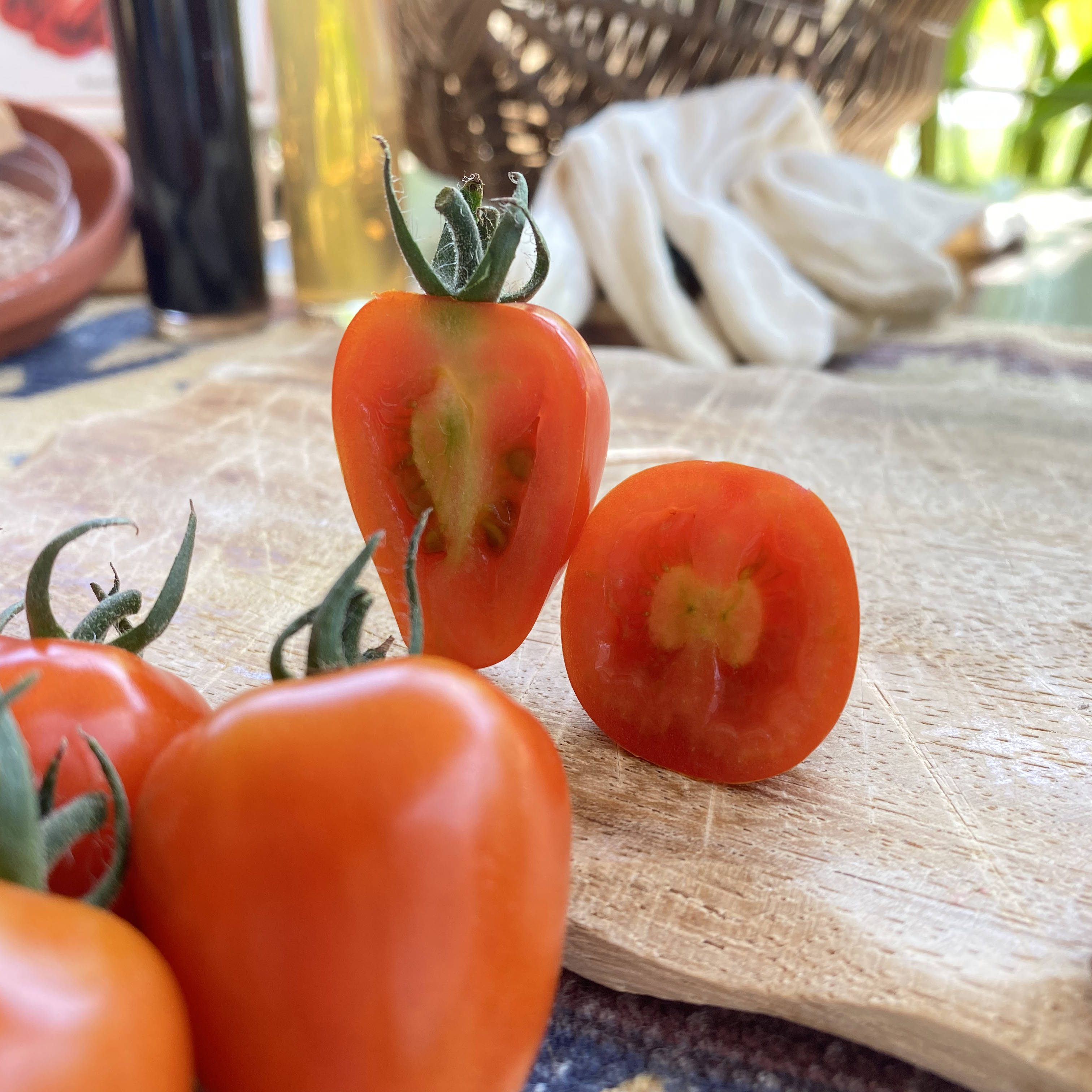 Orange aufgeschnittene Tomate auf einem Brett