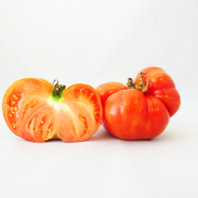 Rote Tomatenfrucht mit grünen Streifen