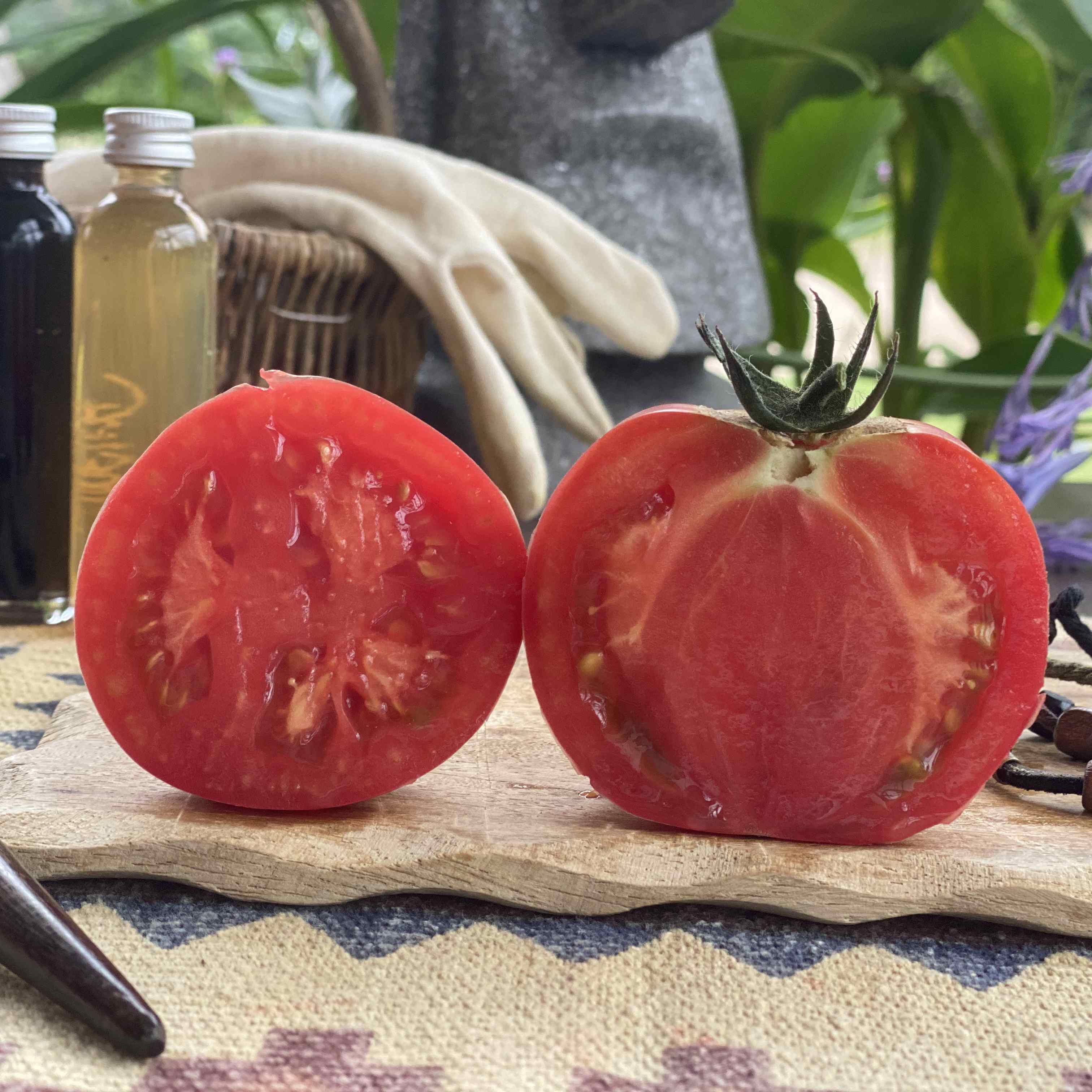Eine rote runde halbierte  Tomate
