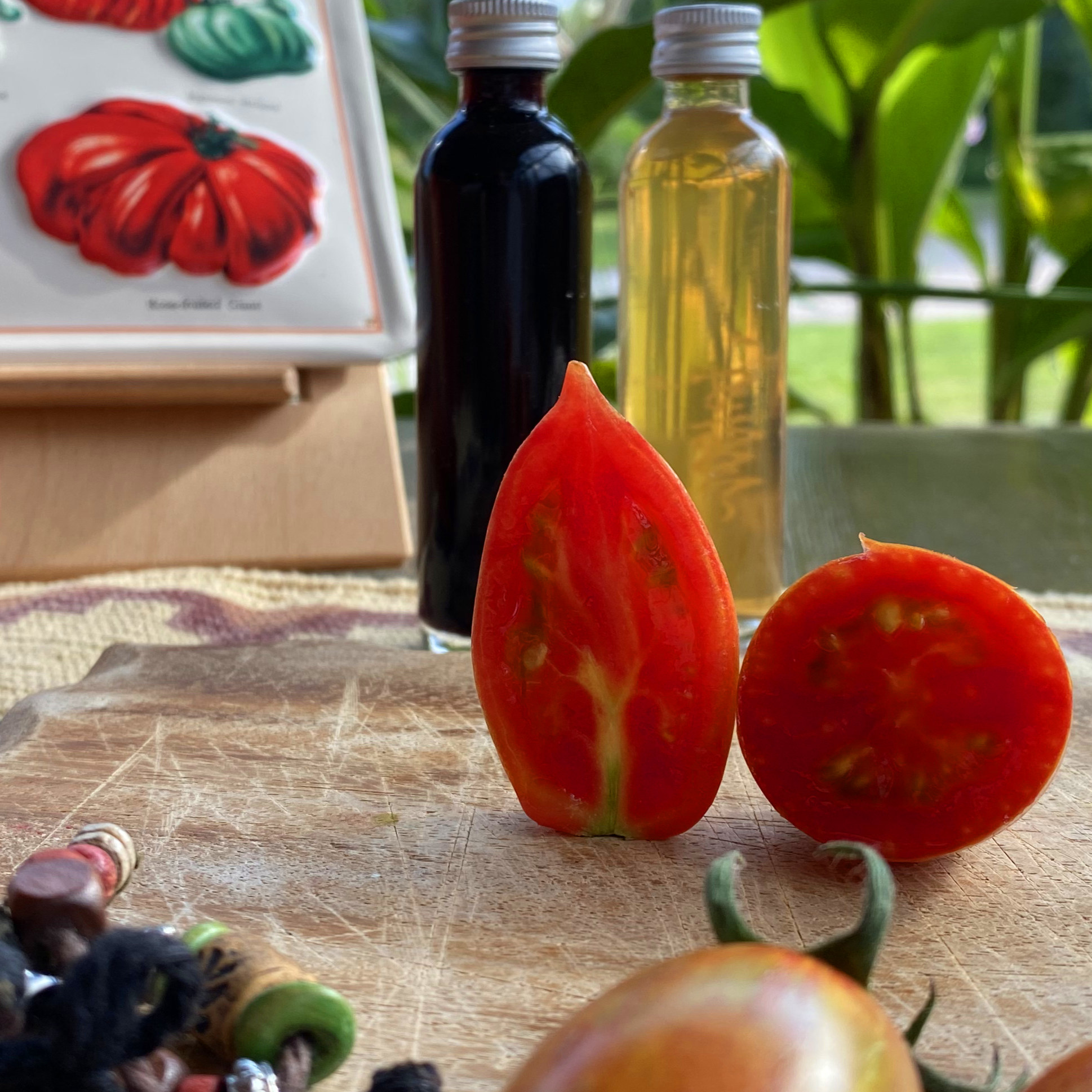 Einmal quer und einmal länglich halbierte rote Tomatenfrüchte