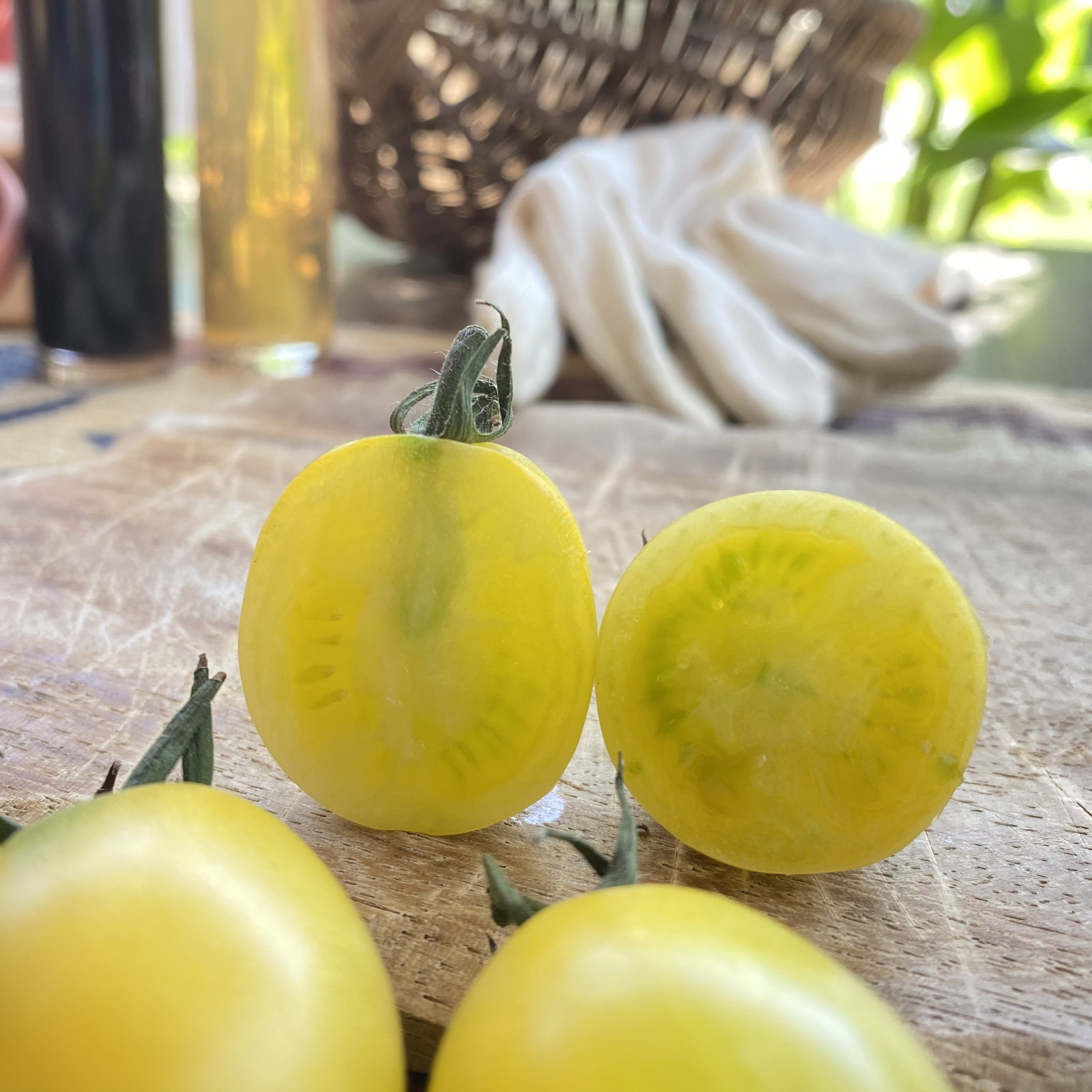 Eine gelbe aufgeschnittene runde Tomate