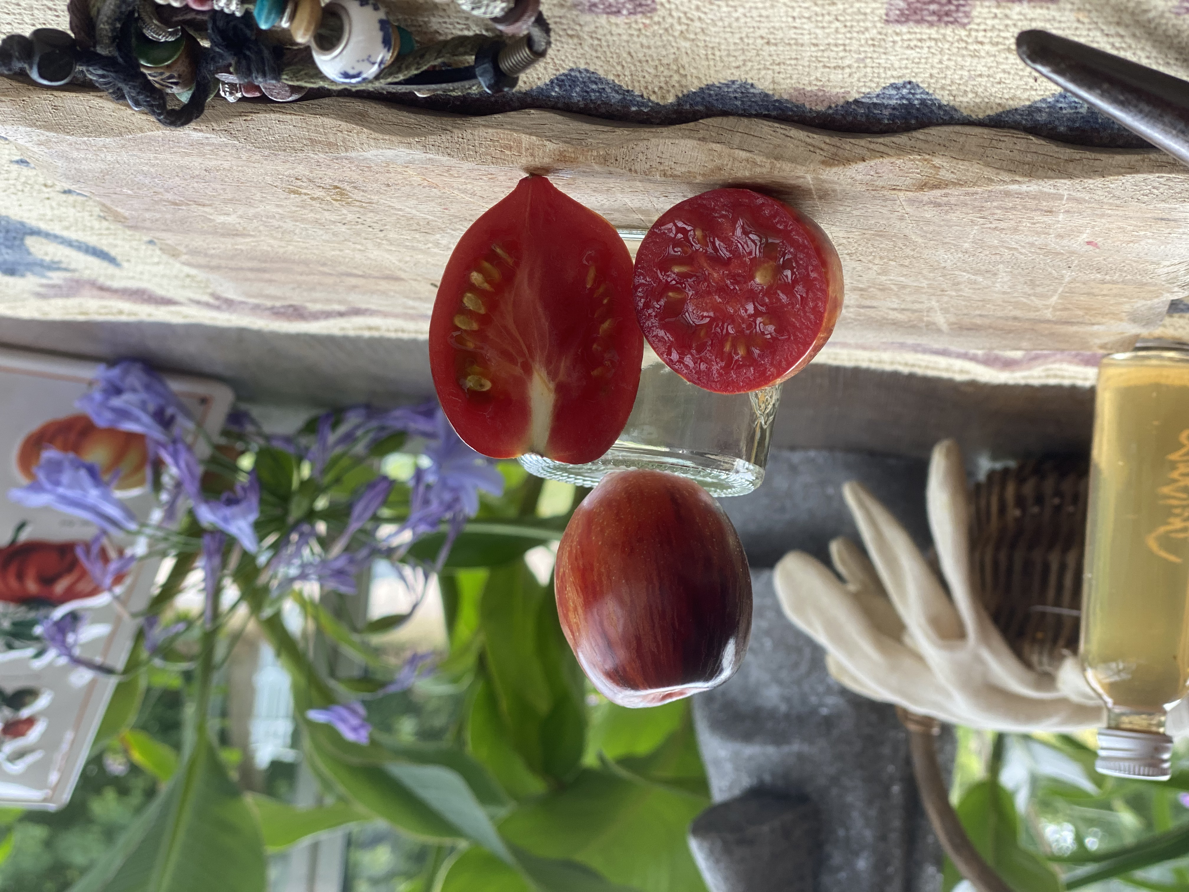 Eine länglich und quer aufgeschnittene rot/lila Tomate