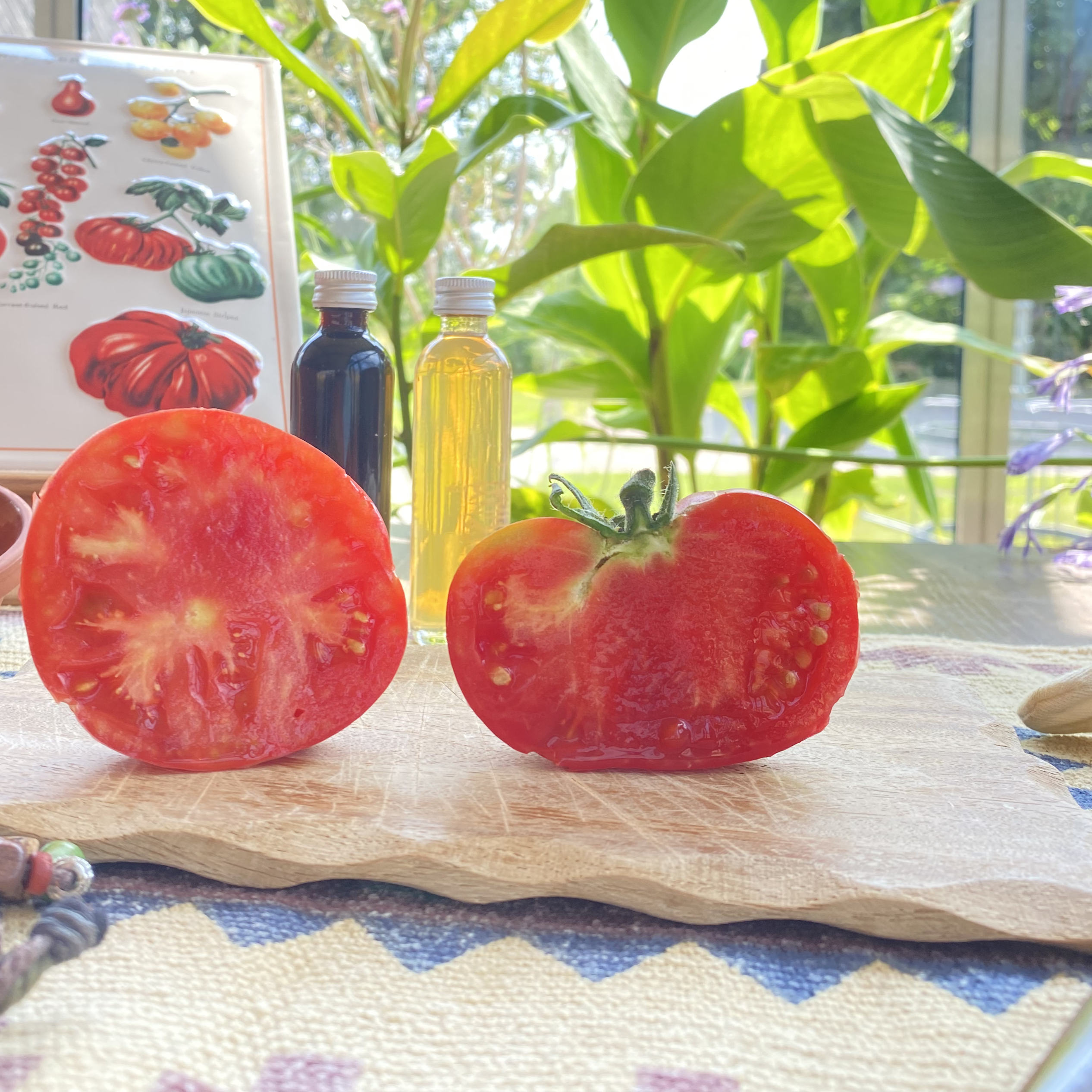 Länglich und quer aufgeschnittene rote Tomatnefrucht