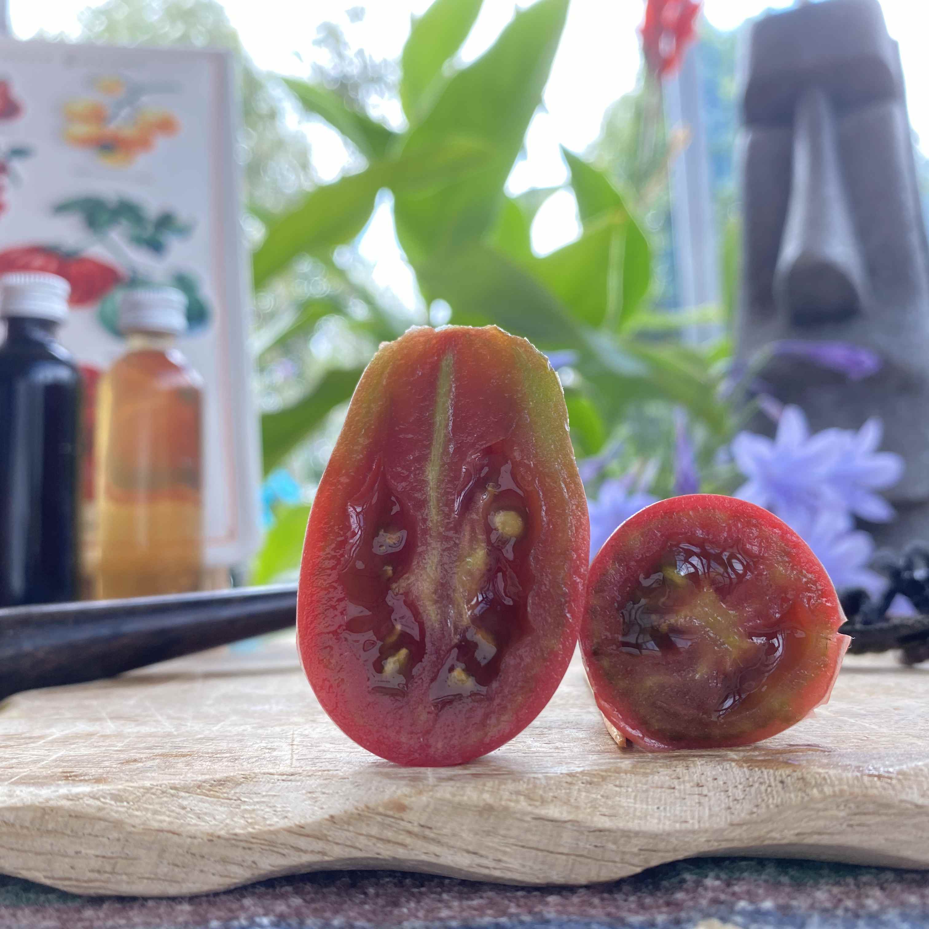 Eine quer und länglich aufgeschnittene braune kleine Tomate