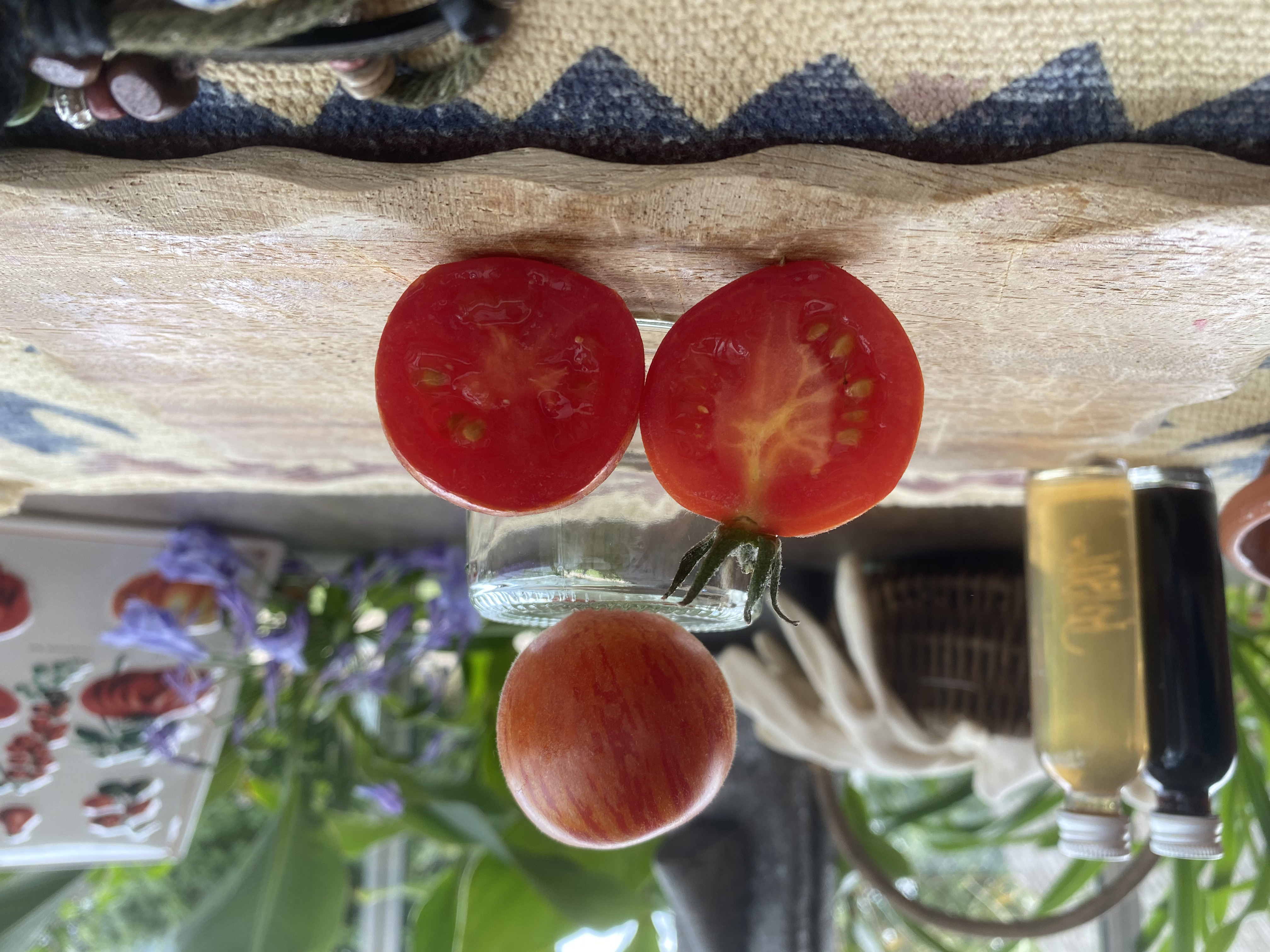 Eine halbierte kleine runde Tomate auf einem Brett