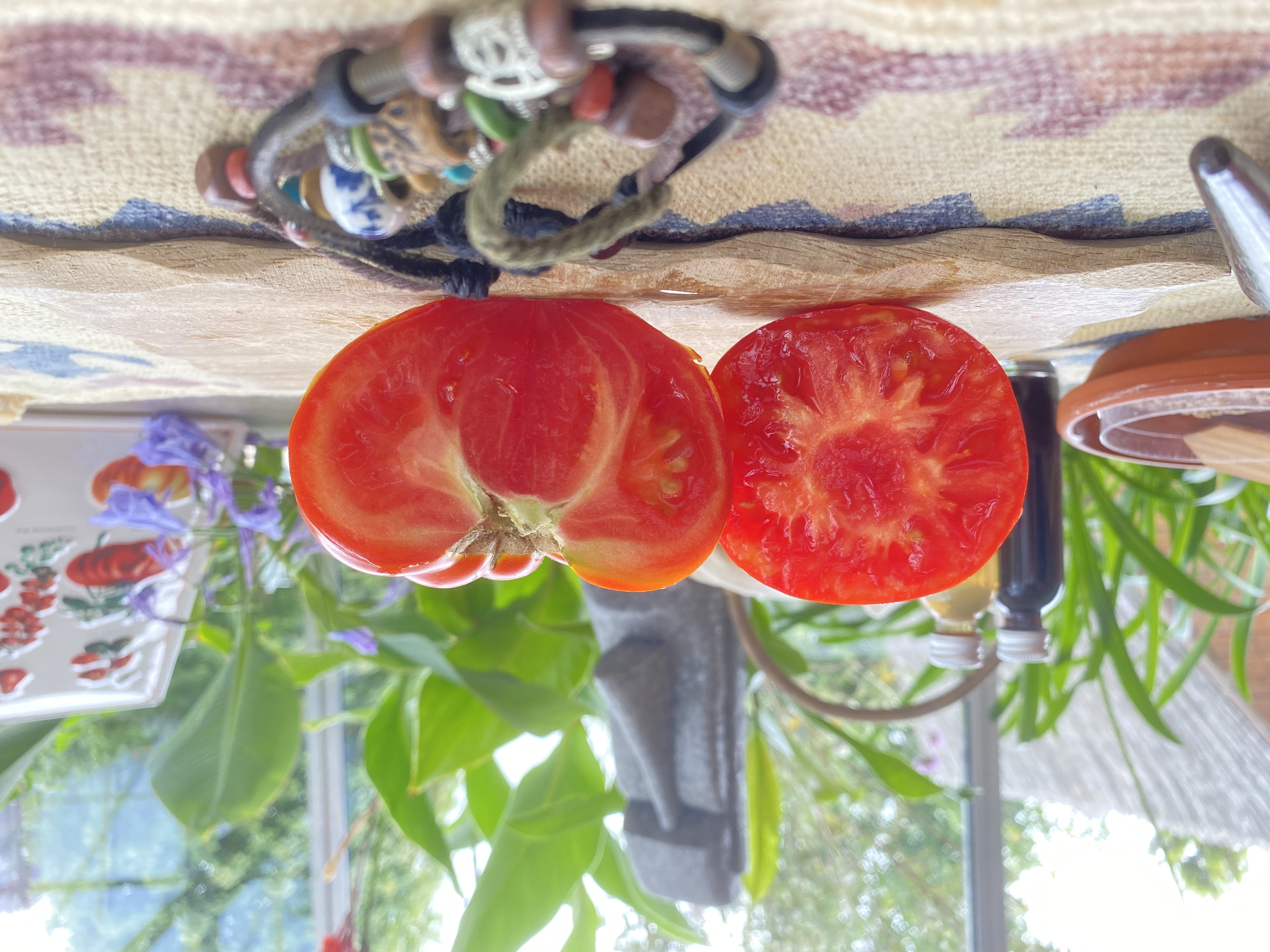Eine eiförmige rote Tomate auf einem Brett