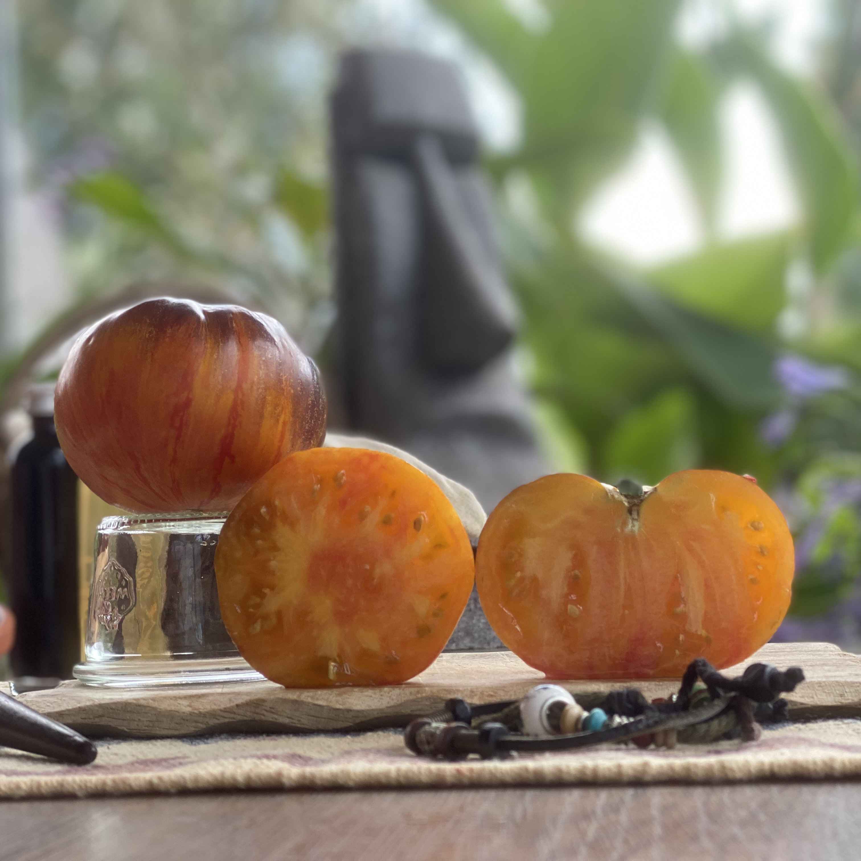 Eine orange halbierte Tomate auf einem Brett