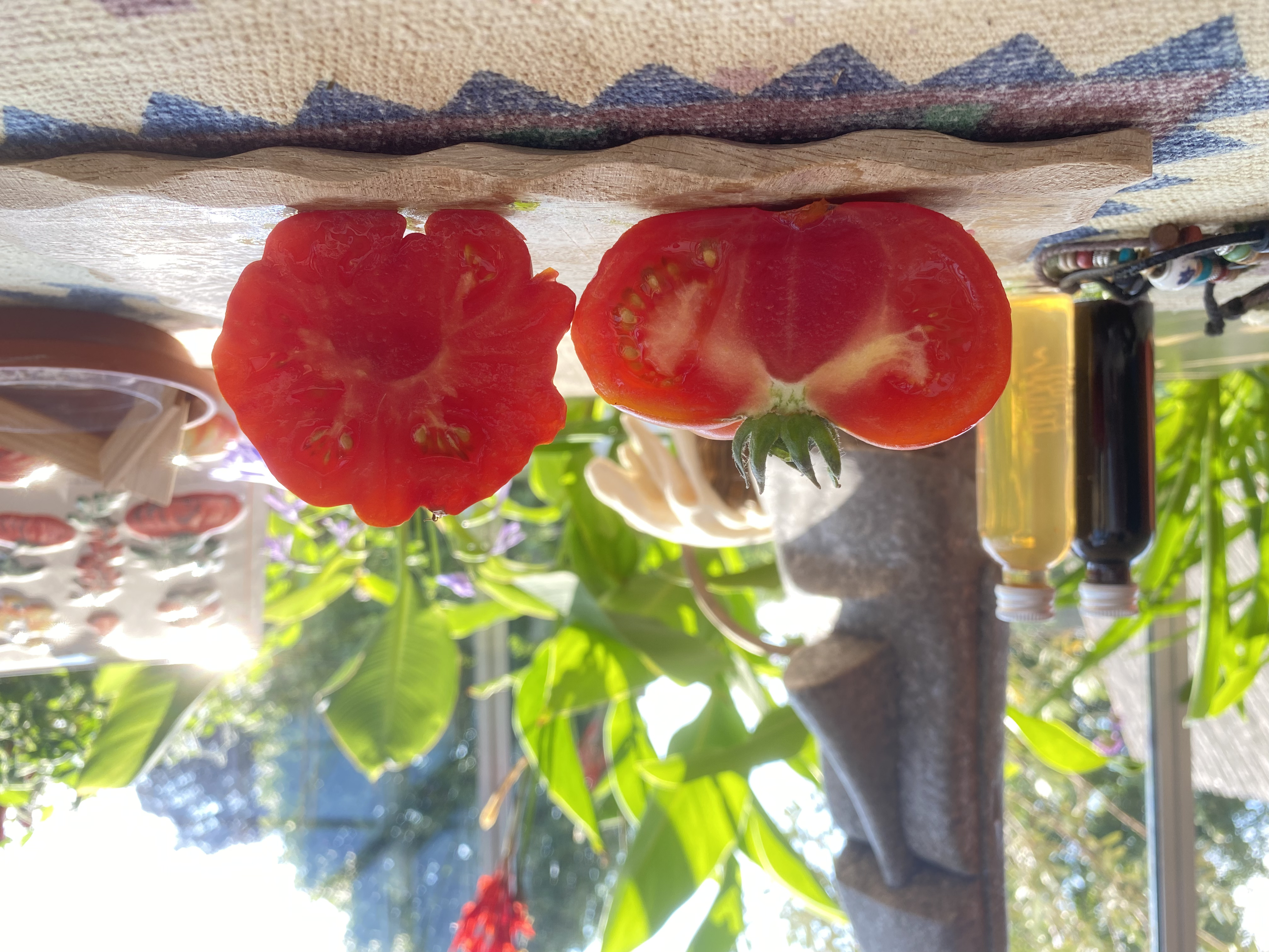 Eine aufgeschnittene rote gezahnte Tomatenfrucht