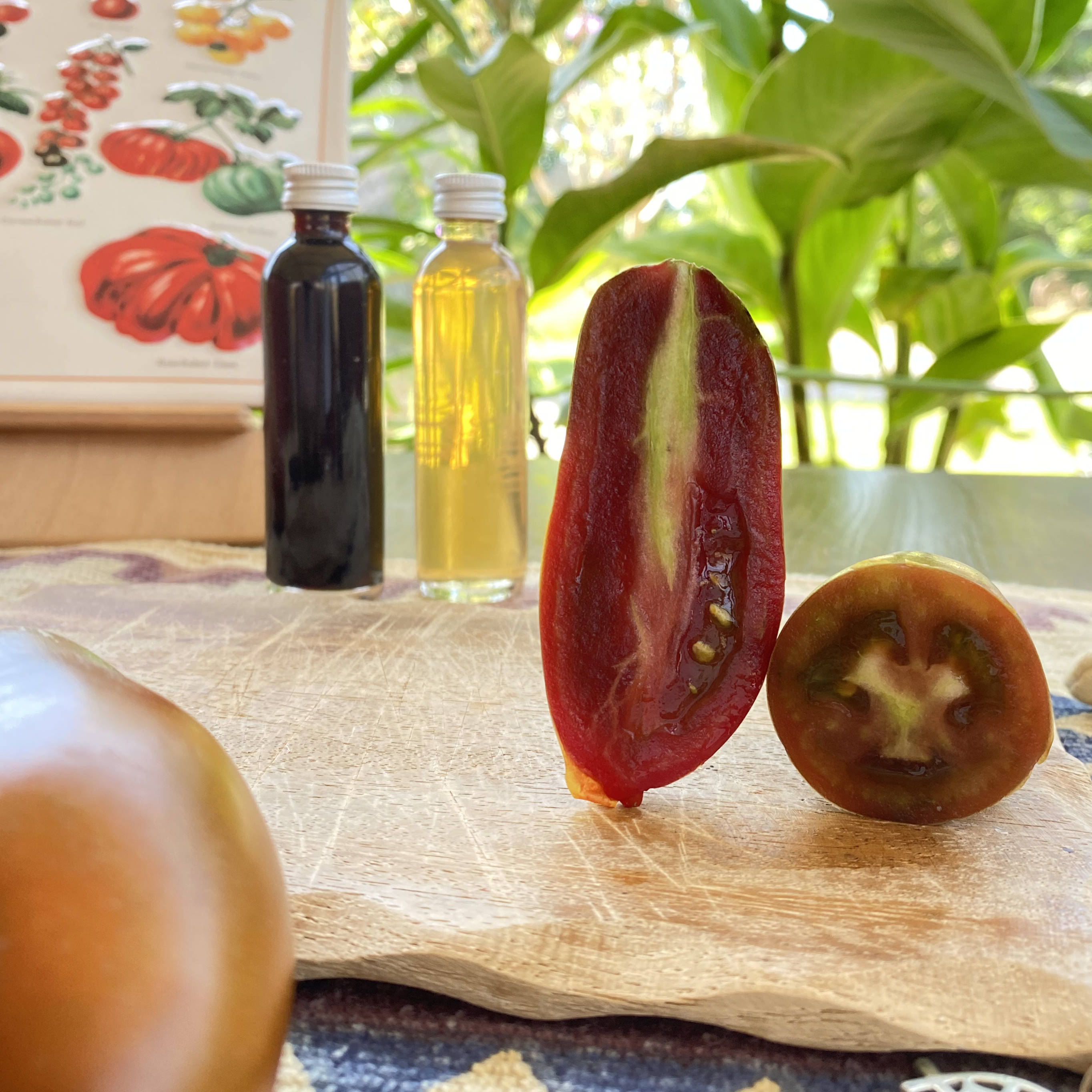 quer und länglich aufgeschnittene Tomatenfrüchte 