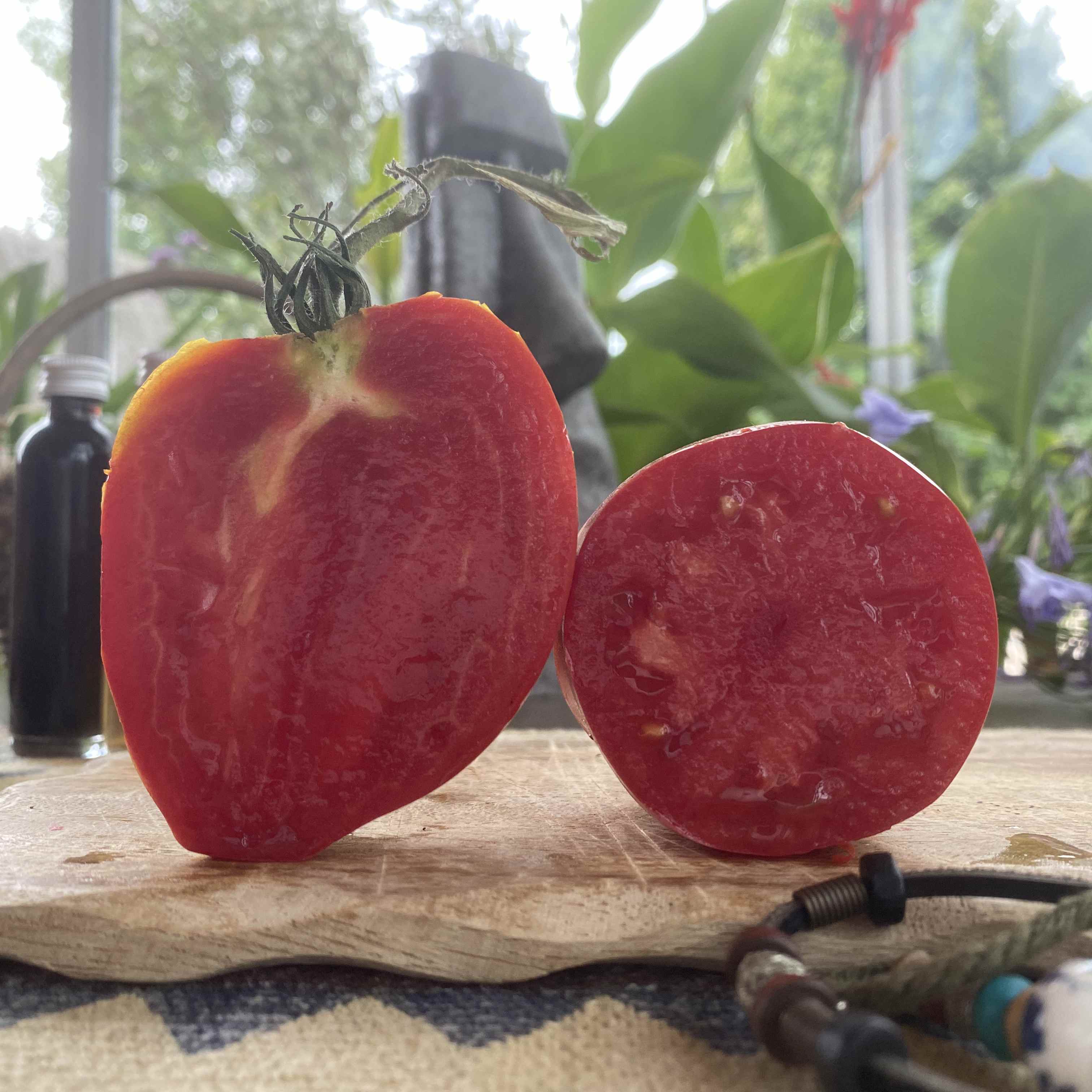 Eine herzförmige halbierte Tomate