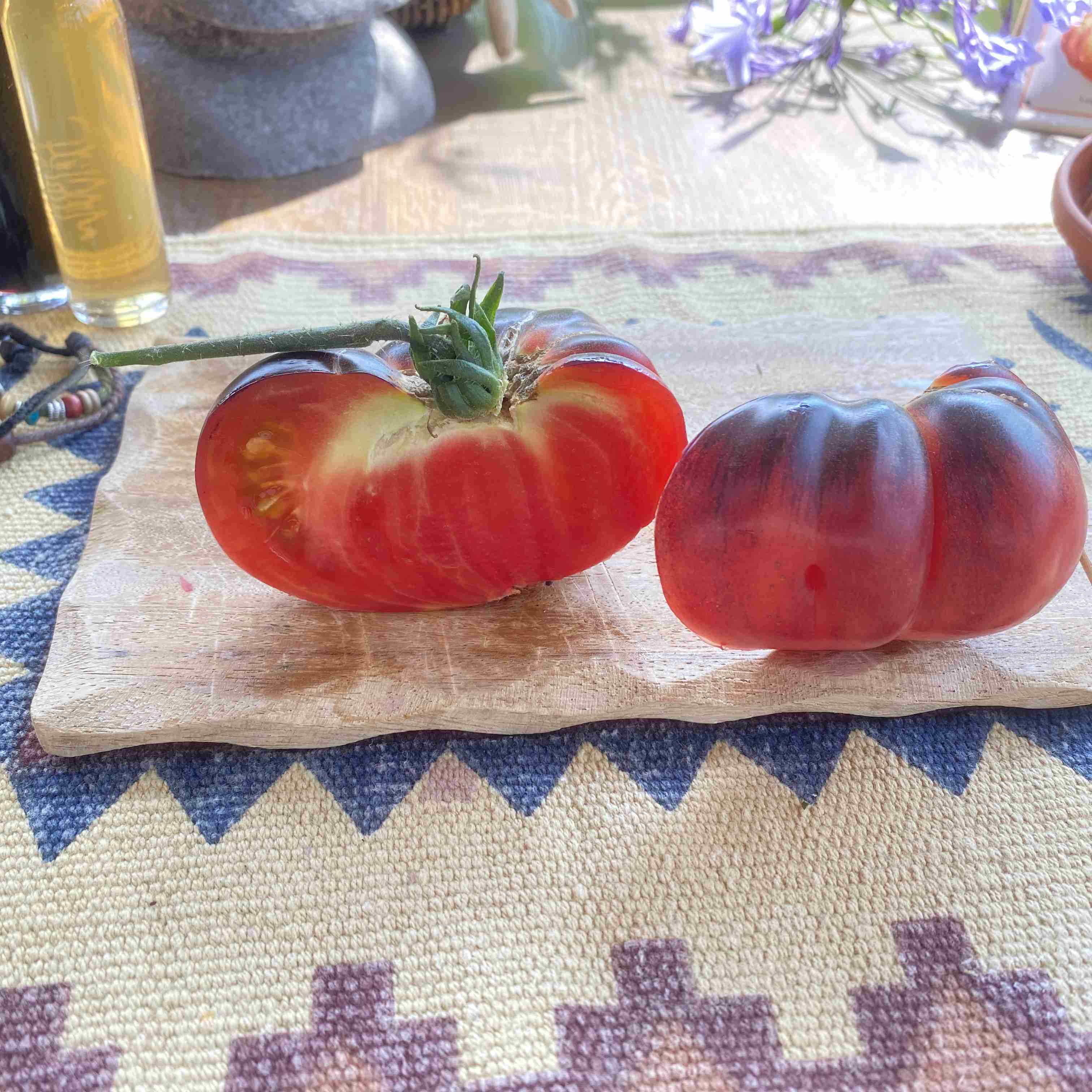 Eine pink/schwarze aufgeschnittene Tomate