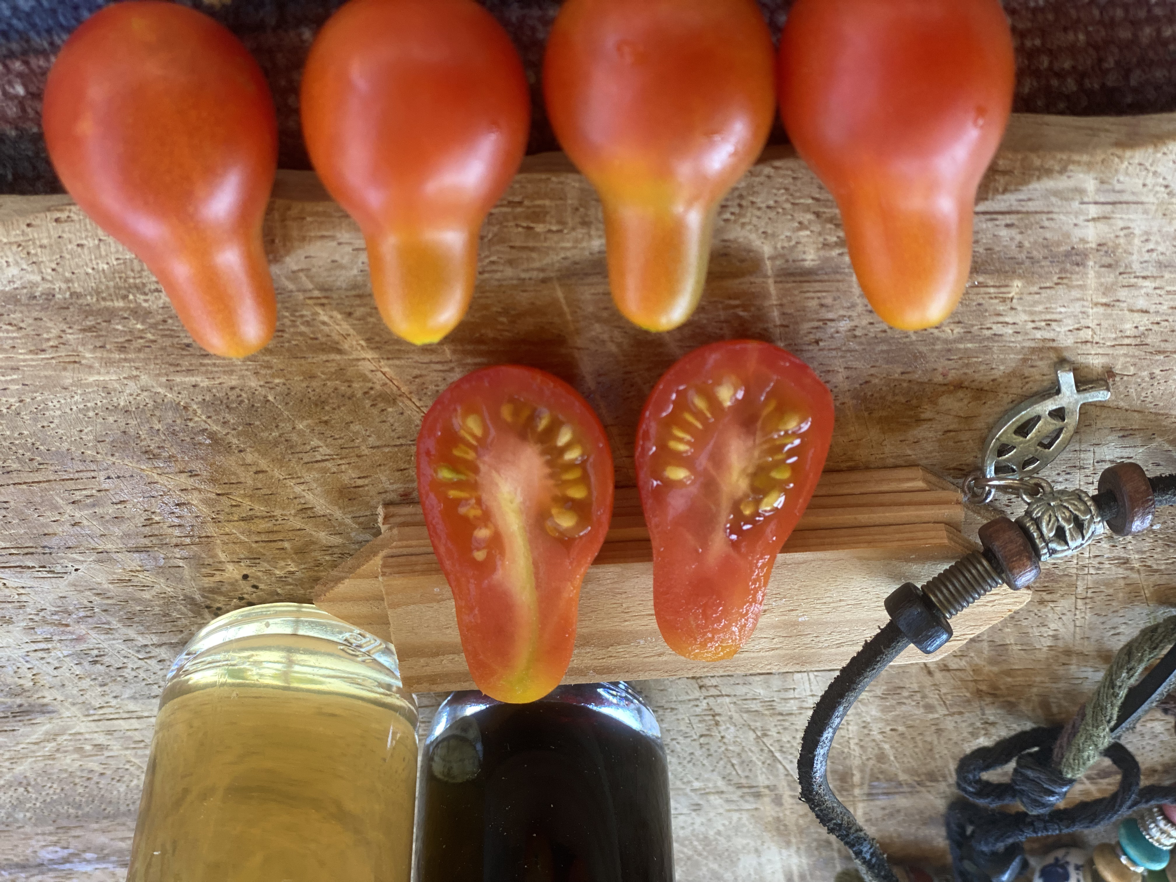 Eine aufgeschnittene birnenförmige Tomatenfrucht