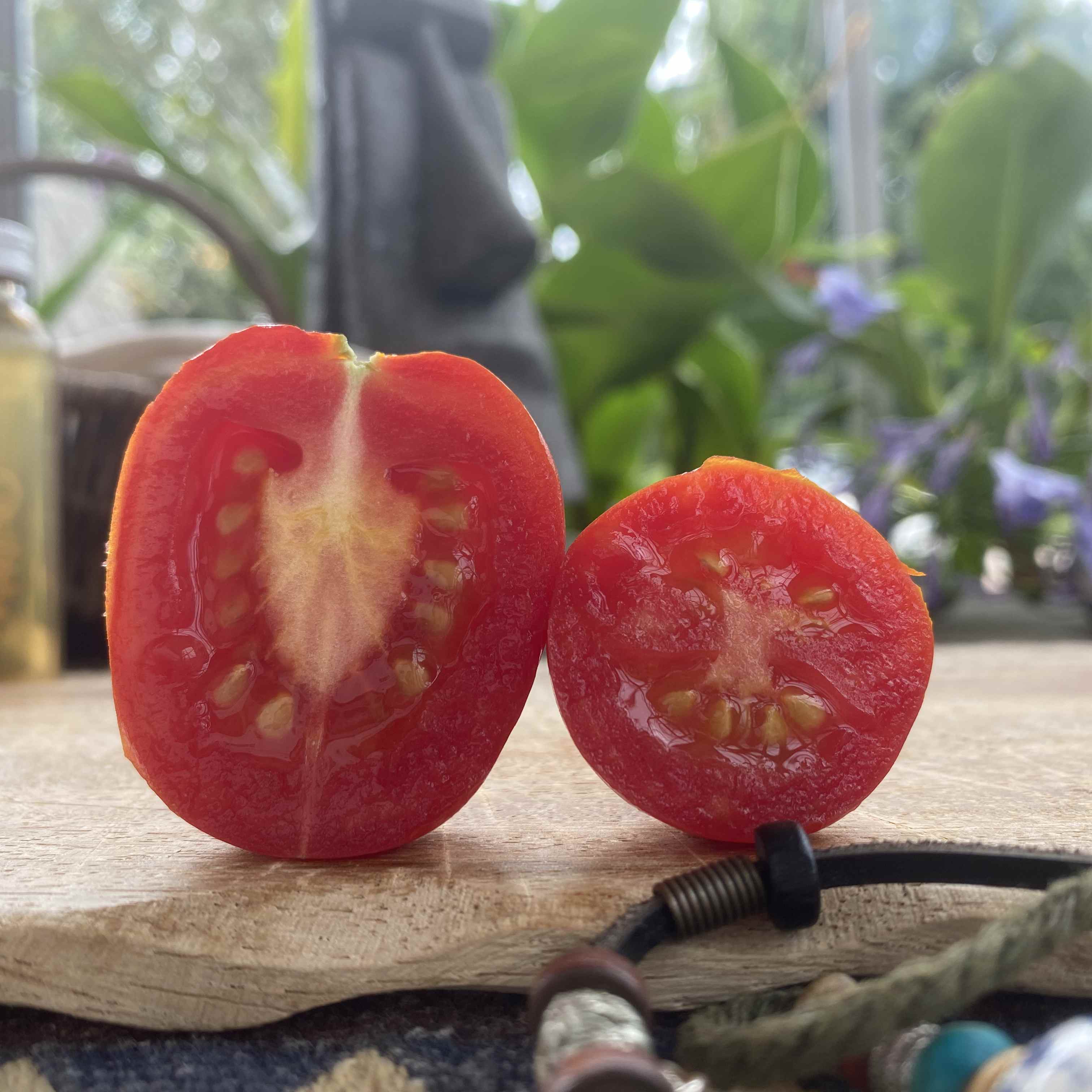 Eine quer und länglich aufgeschnittene rote Tomate